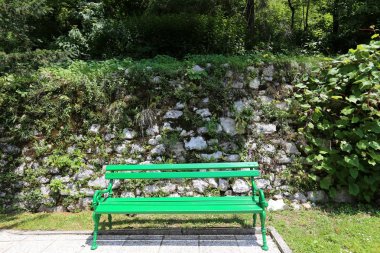 geri kalanı için bir Bank Kuzey İsrail'in açık bir parkta duruyor 