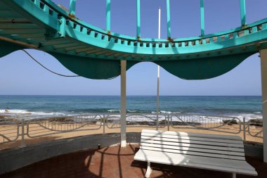 geri kalanı için bir Bank Kuzey İsrail'in açık bir parkta duruyor 