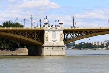 Köprü - bir engel dikilmiş bir yapay yapısı 