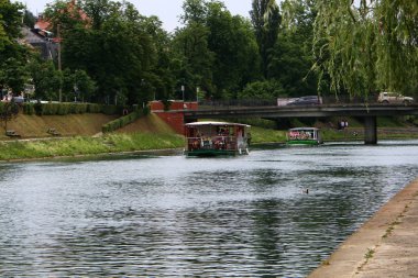 Köprü - bir engel dikilmiş bir yapay yapısı 