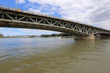 Köprü - bir engel dikilmiş bir yapay yapısı 