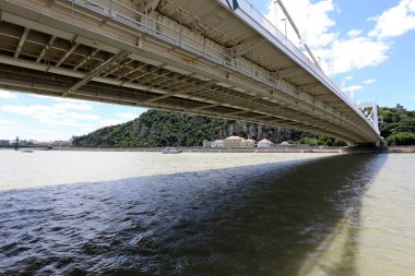 Köprü - bir engel dikilmiş bir yapay yapısı 