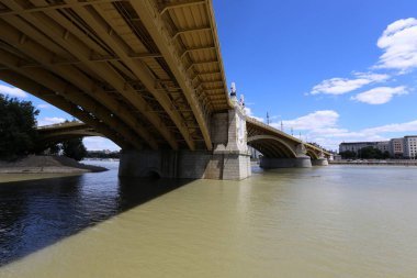 Köprü - bir engel dikilmiş bir yapay yapısı 