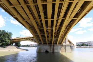 Köprü - bir engel dikilmiş bir yapay yapısı 