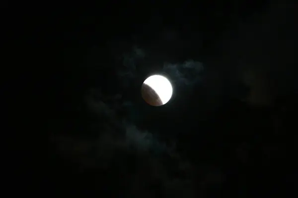 円錐状の太陽から地球の影に入る月と月食が発生します — ストック写真