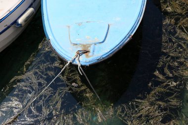 Tuna Nehri - kayık ve tekne bağlama için bir yer üzerinde yatak 