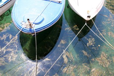 Tuna Nehri - kayık ve tekne bağlama için bir yer üzerinde yatak 