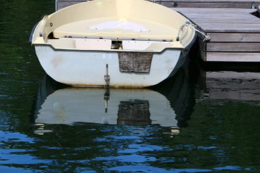 Tuna Nehri - kayık ve tekne bağlama için bir yer üzerinde yatak 