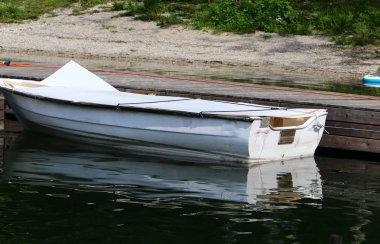 Tuna Nehri - kayık ve tekne bağlama için bir yer üzerinde yatak 
