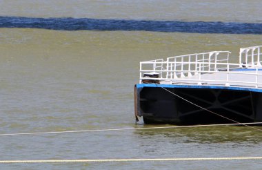 Tuna Nehri - kayık ve tekne bağlama için bir yer üzerinde yatak 
