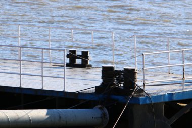 Tuna Nehri - kayık ve tekne bağlama için bir yer üzerinde yatak 