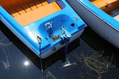 Tuna Nehri - kayık ve tekne bağlama için bir yer üzerinde yatak 