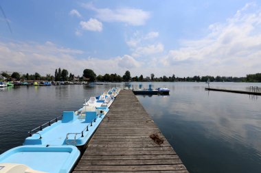 Tuna Nehri - kayık ve tekne bağlama için bir yer üzerinde yatak 