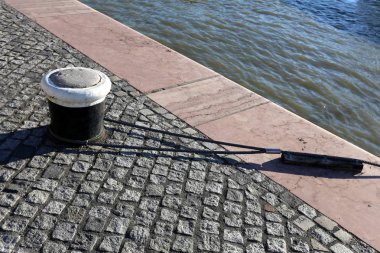 Tuna Nehri - kayık ve tekne bağlama için bir yer üzerinde yatak 