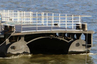 Tuna Nehri - kayık ve tekne bağlama için bir yer üzerinde yatak 