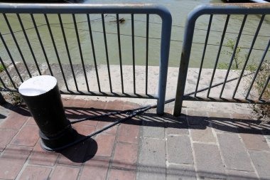 Tuna Nehri - kayık ve tekne bağlama için bir yer üzerinde yatak 