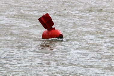 Tuna Nehri - kayık ve tekne bağlama için bir yer üzerinde yatak 