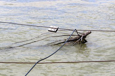 Tuna Nehri - kayık ve tekne bağlama için bir yer üzerinde yatak 