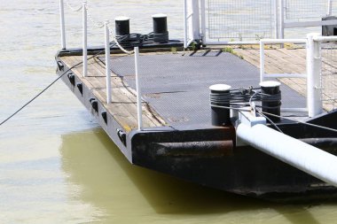 Tuna Nehri - kayık ve tekne bağlama için bir yer üzerinde yatak 