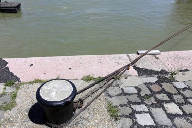 Tuna Nehri - kayık ve tekne bağlama için bir yer üzerinde yatak 