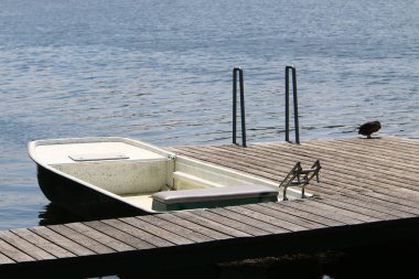 Tuna Nehri - kayık ve tekne bağlama için bir yer üzerinde yatak 