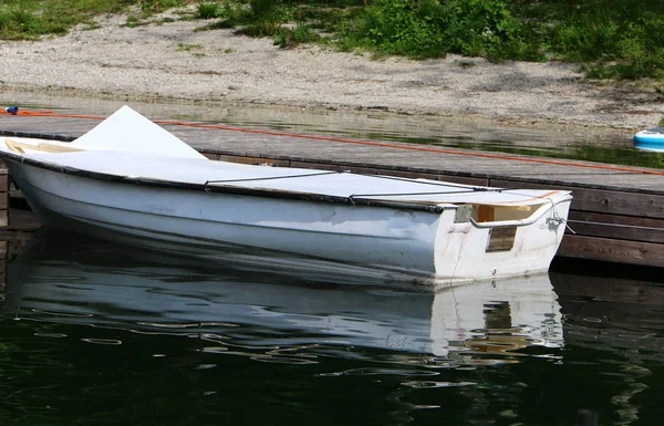 Tuna Nehri Kayık Tekne Bağlama Için Bir Yer Üzerinde Yatak — Stok fotoğraf