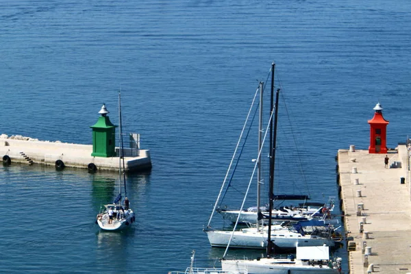 Büyük Depoları Sahil Seyir Donanımları Bir Deniz Feneri Olduğunu — Stok fotoğraf