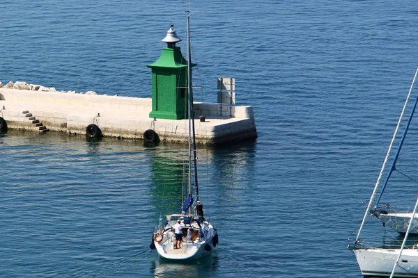 Vuurtoren Een Middel Van Navigatieapparatuur Van Kust Van Grote Stuwmeren — Stockfoto