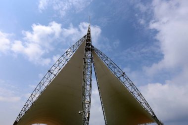 üçgen bir yelken şehir parkında standları 