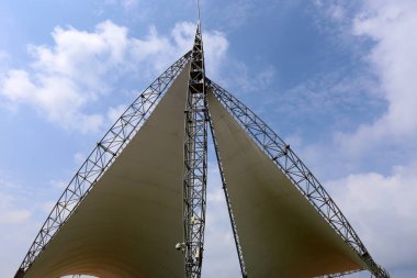 üçgen bir yelken şehir parkında standları 