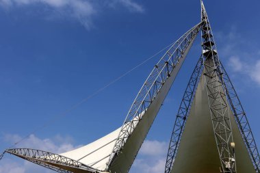 üçgen bir yelken şehir parkında standları 