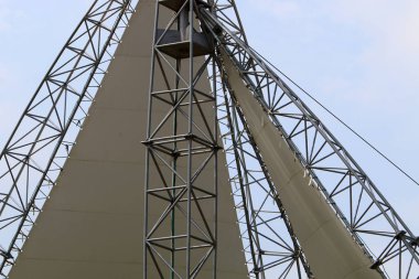 üçgen bir yelken şehir parkında standları 