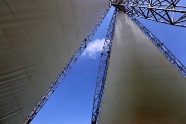 üçgen bir yelken şehir parkında standları 