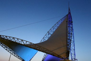 üçgen bir yelken şehir parkında standları 