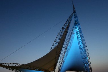 üçgen bir yelken şehir parkında standları 