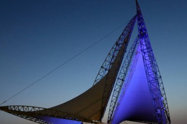 üçgen bir yelken şehir parkında standları 