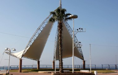 üçgen bir yelken şehir parkında standları 