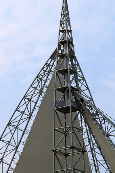 Ein Dreieckiges Segel Steht Stadtpark — Stockfoto