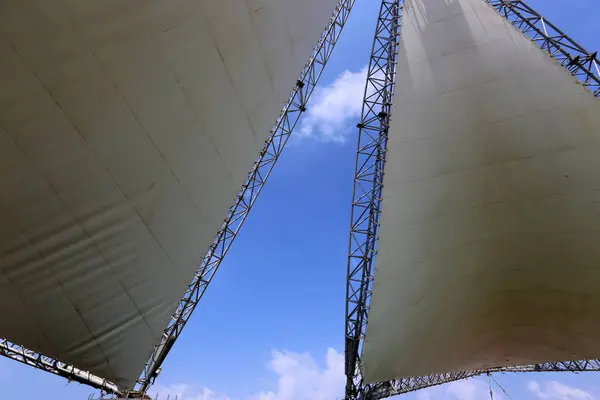 Una Vela Triangular Encuentra Parque Ciudad —  Fotos de Stock