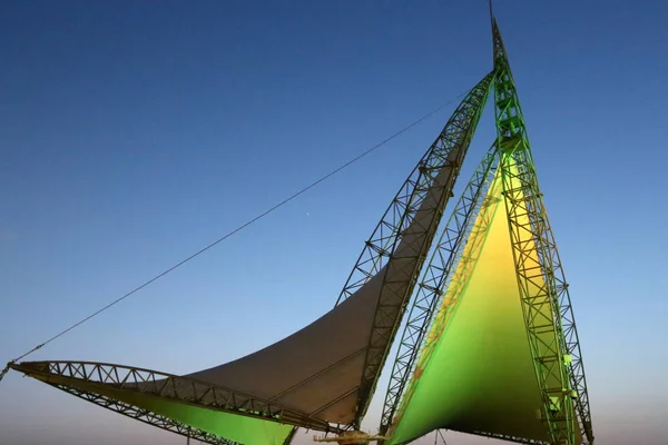 Ein Dreieckiges Segel Steht Stadtpark — Stockfoto