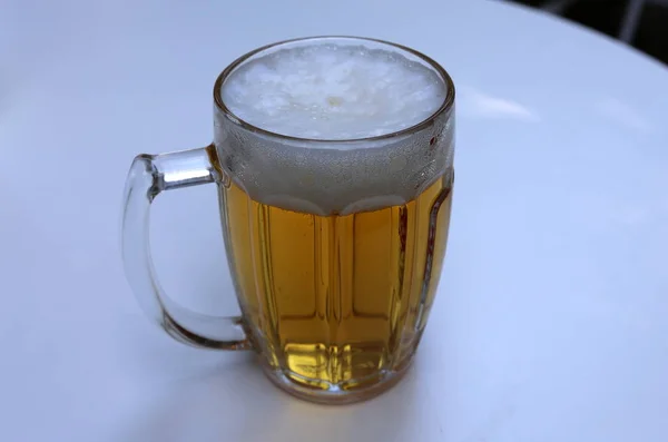 Nel Bicchiere Sul Tavolo Del Ristorante Una Birra Fresca — Foto Stock