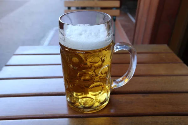 Glas Auf Dem Tisch Restaurant Steht Ein Frisches Bier — Stockfoto