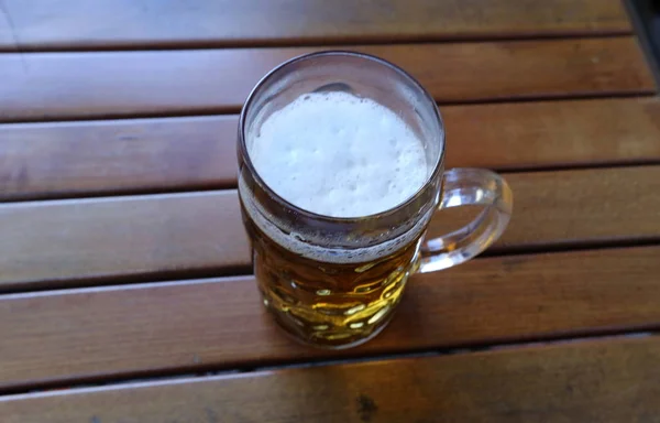 Het Glas Tafel Het Restaurant Een Fris Biertje — Stockfoto