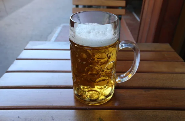 Glas Auf Dem Tisch Restaurant Steht Ein Frisches Bier — Stockfoto