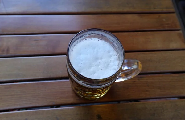 Glas Auf Dem Tisch Restaurant Steht Ein Frisches Bier — Stockfoto