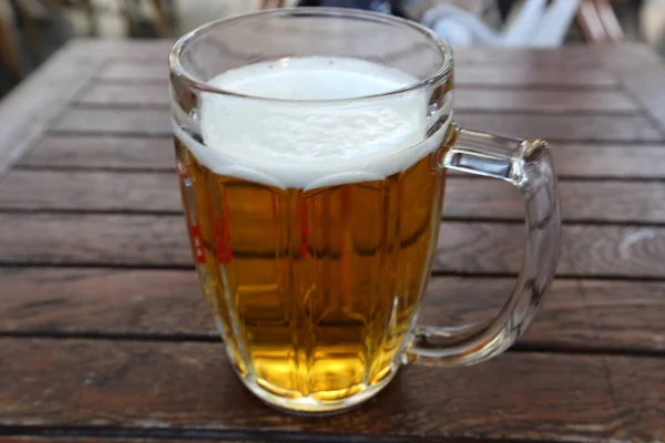 Copo Mesa Restaurante Uma Cerveja Fresca — Fotografia de Stock
