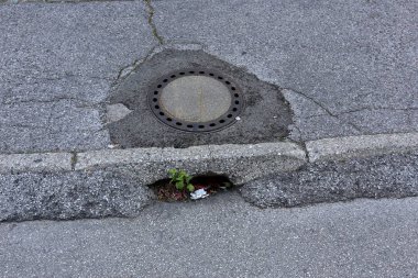 kaldırım-yayalar için bir yol, kaldırım sadece yayalar için; Araçların kaldırımlar boyunca hareketi yasaktır. 