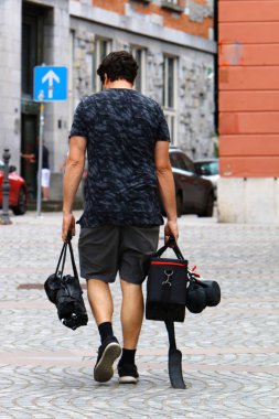 kaldırım-yayalar için bir yol, kaldırım sadece yayalar için; Araçların kaldırımlar boyunca hareketi yasaktır. 