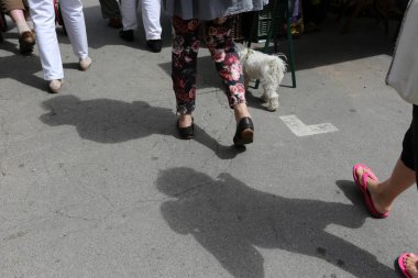 kaldırım-yayalar için bir yol, kaldırım sadece yayalar için; Araçların kaldırımlar boyunca hareketi yasaktır. 