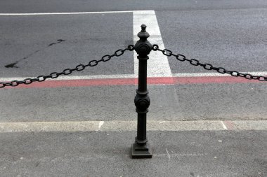 kaldırım-yayalar için bir yol, kaldırım sadece yayalar için; Araçların kaldırımlar boyunca hareketi yasaktır. 